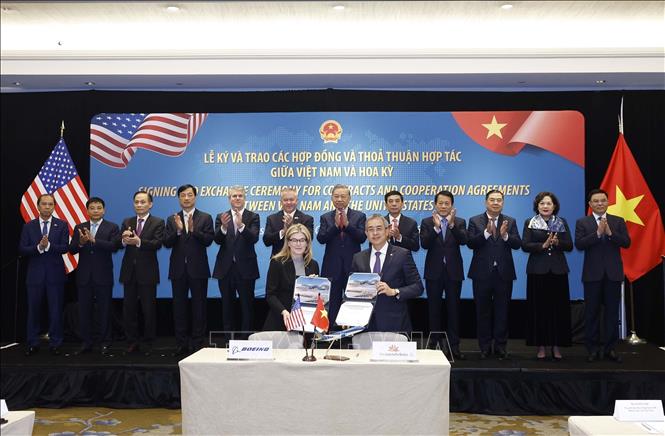 Tổng Bí thư Tô Lâm chứng kiến lễ ký và trao các hợp đồng, thỏa thuận hợp tác của Việt Nam và Hoa Kỳ Tổng Bí thư Tô Lâm chứng kiến lễ ký Hợp đồng mua 50 máy bay Boeing 737 MAX giữa Tổng công ty hàng không Việt Nam (Vietnam Airlines) và Tập đoàn Boeing. Ảnh: Thống Nhất/TTXVN