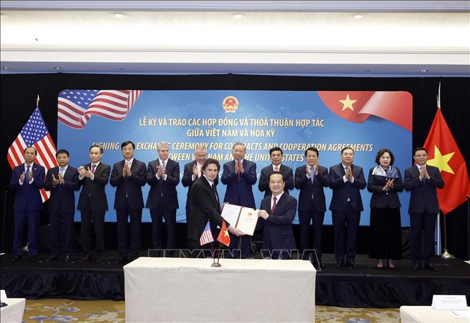 Tổng Bí thư Tô Lâm chứng kiến lễ ký và trao các hợp đồng, thỏa thuận hợp tác của Việt Nam và Hoa Kỳ Tổng Bí thư Tô Lâm chứng kiến lễ trao giấy phép giữa Bộ Khoa học và Công nghệ và Công ty Starlink trao giấy phép cung cấp dịch vụ viễn thông có hạ tầng mạng (loại mạng viễn thông cố định vệ tinh) cho Công ty TNHH Starlink Services Việt Nam; giấy phép cung cấp dịch vụ viễn thông có hạ tầng mạng (loại mạng viễn thông di động vệ tinh) cho Công ty TNHH Starlink Services Việt Nam. Ảnh: Thống Nhất/TTXVN