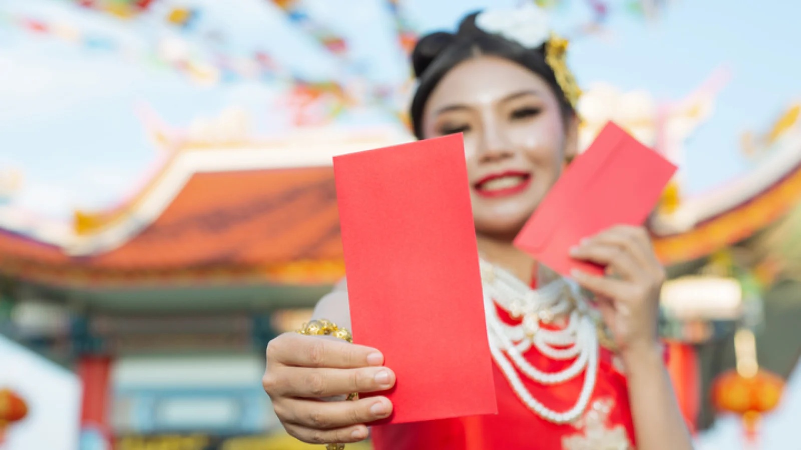 Những phong bao lì xì trao tay vẫn mang nhiều ý nghĩa hơn dòng tin nhắn chuyển khoản - Ảnh: Freepik