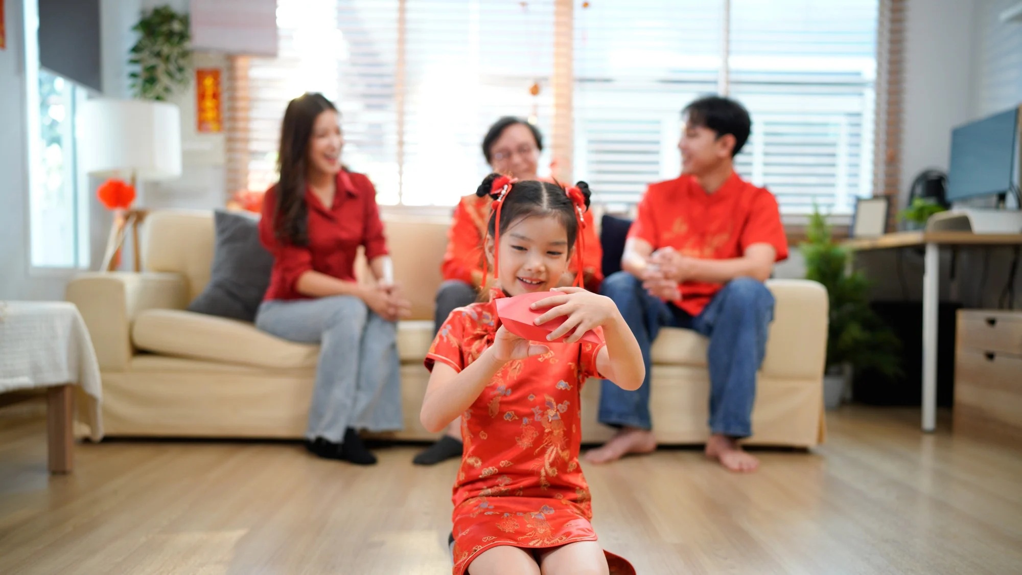 Thế hệ trẻ ngày càng hiểu rõ về giá trị tài chính của phong bao lì xì, dù vậy, ý nghĩa nhân văn và tình thân của truyền thống này mới là điều quan trọng nhất - Ảnh: Shutterstock