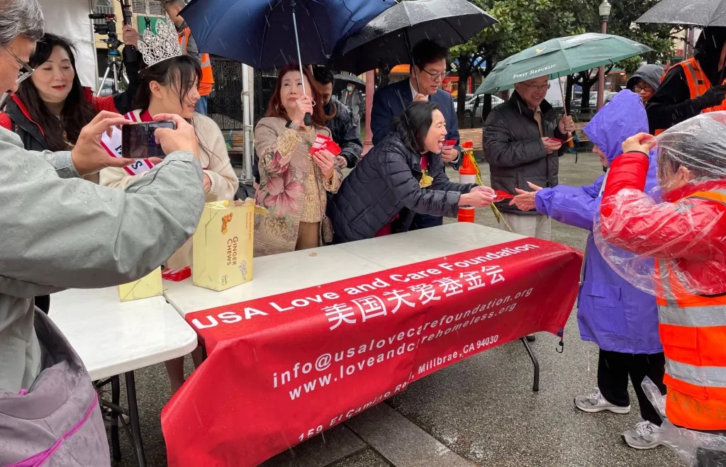 Giám sát viên Connie Chan phát lì xì trong lễ đón tết Nguyên đán ngày 17/2/2026, tại San Francisco, California - Ảnh: Tanay Gokhale/Bay City News