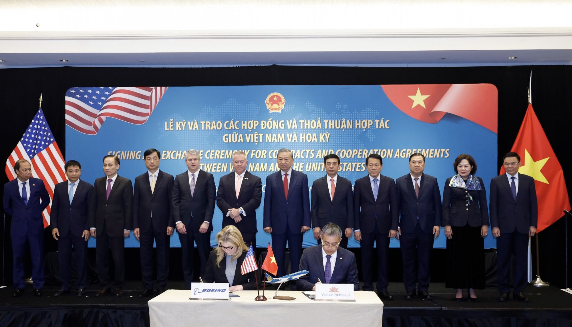 Vietnam Airlines đầu tư 50 máy bay Boeing 737-8 trị giá lên đến 8,1 tỉ USD, tăng tốc chiến lược phát triển đội tàu bay Vietnam Airlines đã ký kết mua 50 tàu bay thân hẹp Boeing 737-8 trị giá lên đến 8,1 tỷ USD tại Washington, D.C. - Ảnh: Vietnam Airlines