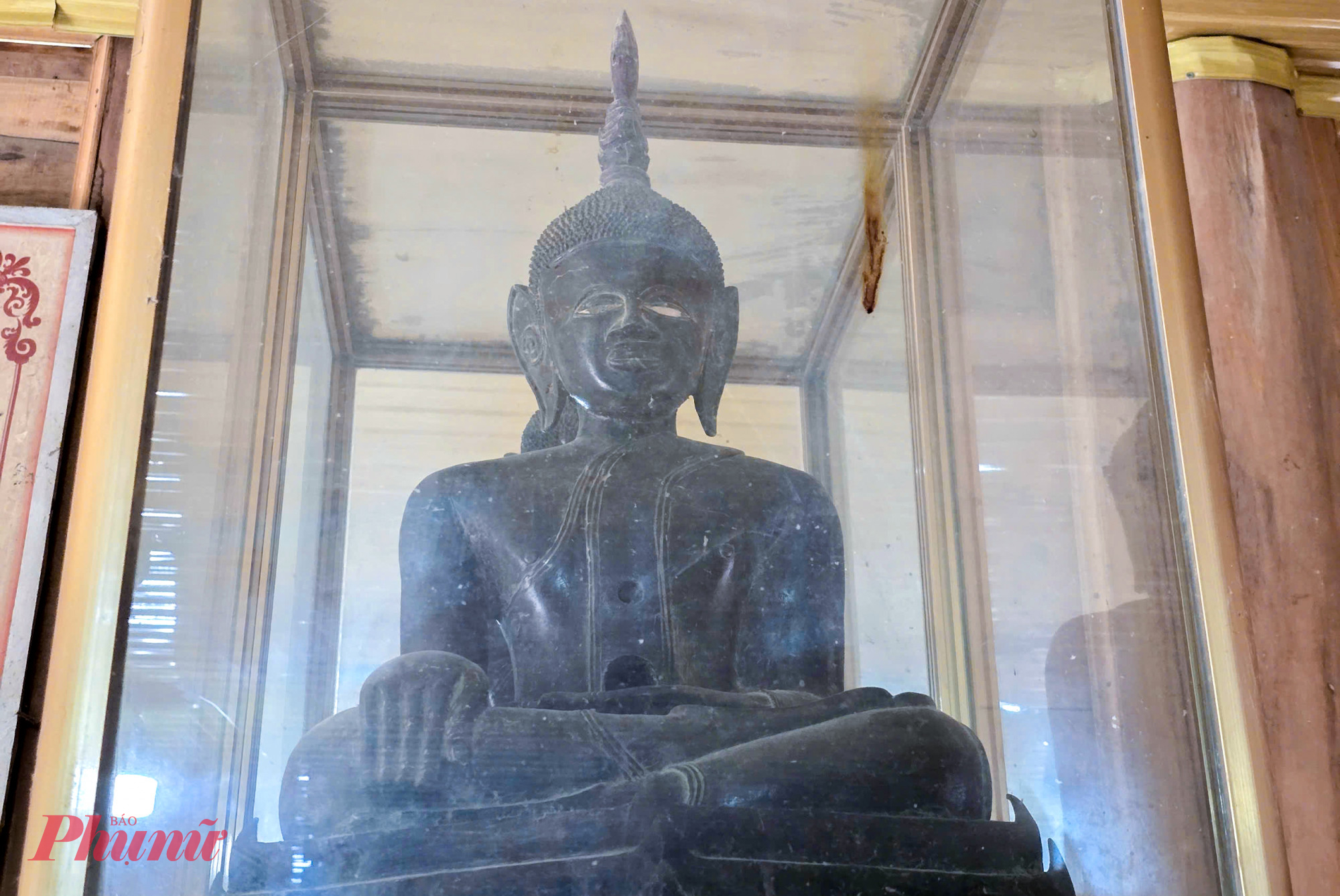 Bức tượng Phật bằng đồng màu sẫm, cao hơn 70cm, nặng 57kg hiện được bảo quản và thờ tự tại nhà văn hóa cộng đồng bản Lạ (xã Lượng Minh, tỉnh Nghệ An). heo các bậc cao niên, bản Lạ được lập từ năm 1757. Sau khi ổn định nơi ở, người dân đã góp tiền xu, thuê thợ đúc tượng để cầu bình an, mùa màng thuận lợi. Tượng từng được đặt trong tháp thờ, song do chiến tranh tàn phá, từ năm 1953 được giao cho trưởng bản gìn giữ. 