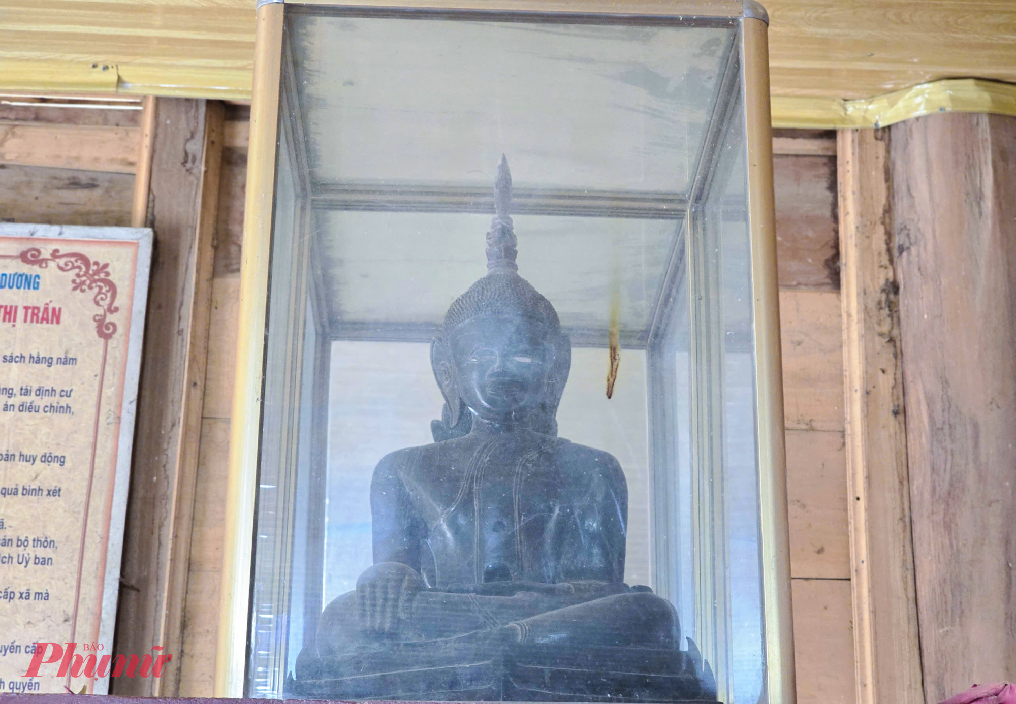 Không chỉ kẻ trộm dòm ngó, nhiều người từ nơi khác cũng tìm đến hỏi mua. Cách đây khoảng 15 năm, có nhóm buôn đồ cổ tới trả giá tới tiền tỉ để mua lại bức tượng Phật này. “Lúc đó nếu bán, chia đều cho hơn 100 hộ, mỗi gia đình nhận trên 40 triệu đồng. Cũng có người cho rằng nên bán để lấy tiền làm đường, sửa nhà. Nhưng phần lớn không đồng tình” - ông Chinh nói.