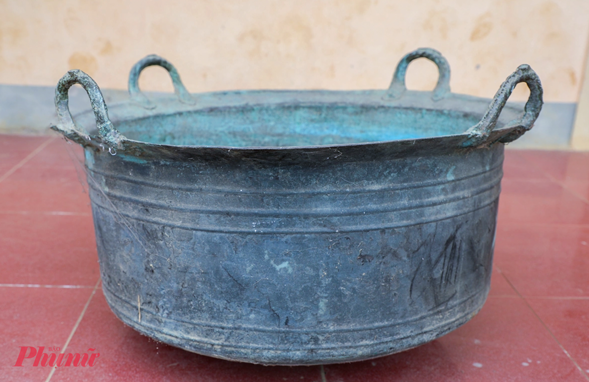 Cách đó không xa, tại trụ sở UBND xã Châu Tiến (tỉnh Nghệ An) cũng đang bảo quản chiếc vạc đồng được đúc khoảng thế kỷ XV. Vạc bằng đồng đỏ, chu vi miệng 2,4m, cao 45cm, nặng 30kg. Thân vạc nổi các đường gân chạy vòng quanh, bốn quai hình bán nguyệt bố trí cân xứng để luồn đòn khiêng, trong đó một quai từng bị gãy và đã được chính quyền hàn lại nhỏ hơn nguyên bản.