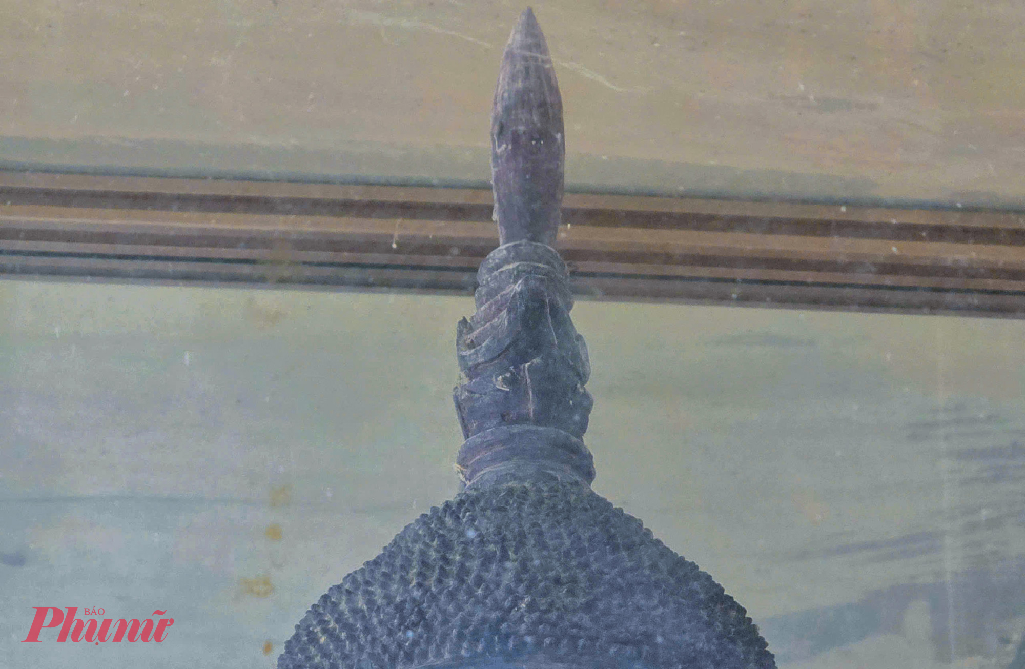 Đến nay, sau nhiều lần bị đánh cắp rồi tìm lại, pho tượng Phật không còn nguyên vẹn. Phần chóp trên đỉnh đầu đã mất và được thay bằng vật liệu khác, phía trước ngực vẫn còn một vết nứt nhỏ, dấu tích từ lần kẻ gian ném tượng xuống suối. 