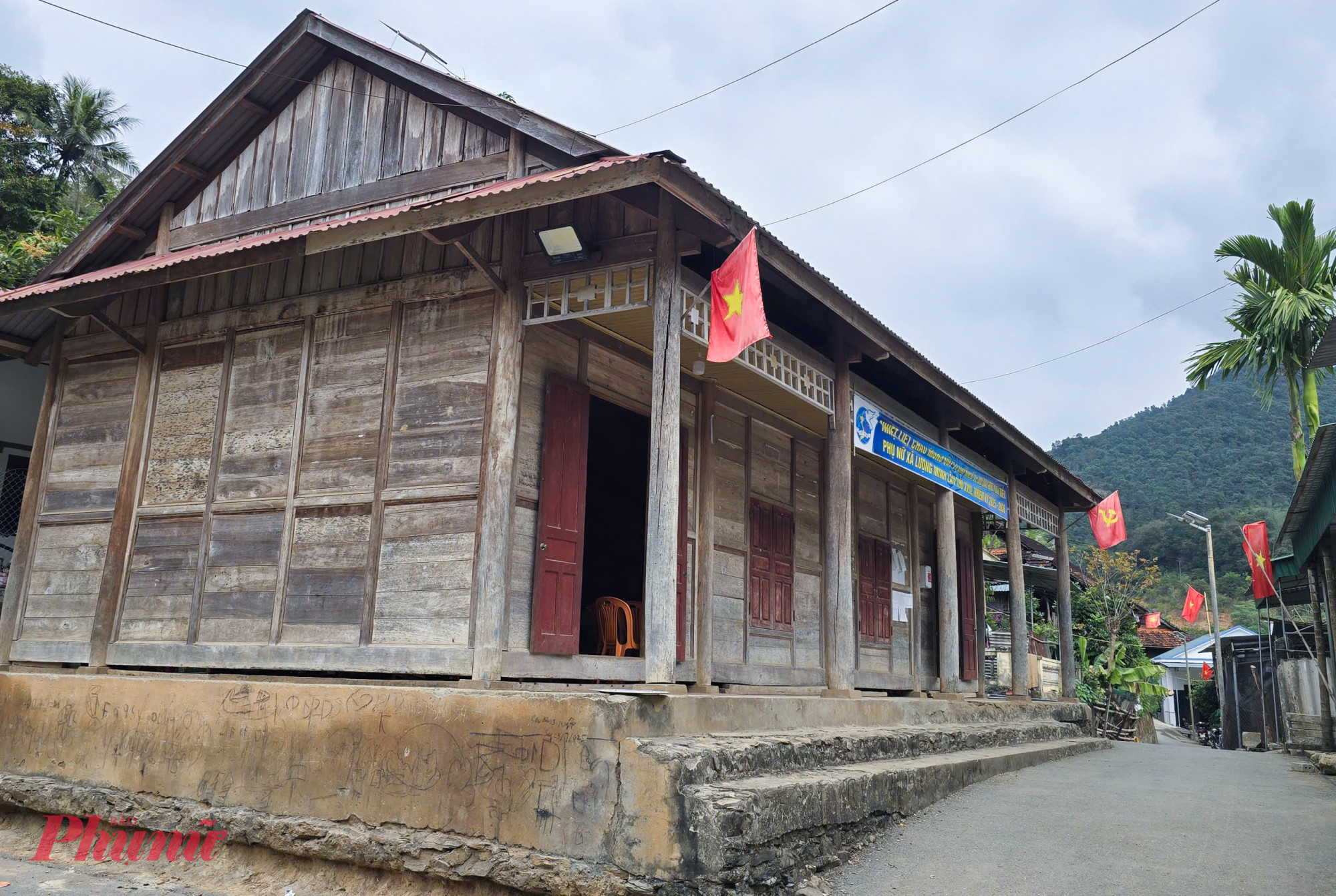 Đến năm 2005, khi nhà văn hóa hoàn thành, tượng được rước về thờ chung. Người dân bản Lạ xem pho tượng là điểm tựa tinh thần. Mỗi dịp lễ tết, việc trọng, bà con lại thắp hương cầu an, tin rằng từ khi có tượng, cuộc sống và nương rẫy luôn thuận hòa, no đủ. “Từ khi có pho tượng mùa màng luôn bội thu, nương rẫy phát triển, vì thế mọi người luôn xem cổ vật này là điểm tựa tinh thần” - ông Lô Văn Đoàn (83 tuổi, trú xã Lượng Minh) nói.