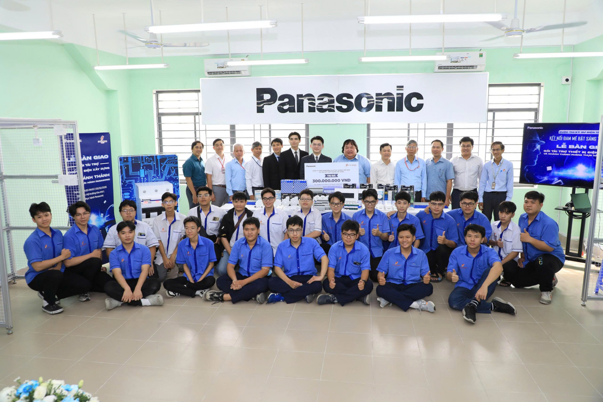 Lễ bàn giao gói tài trợ thiết bị điện xây dựng và khánh thành phòng Thực hành do Panasonic tài tại với kinh phí hơn 300 triệu đồng