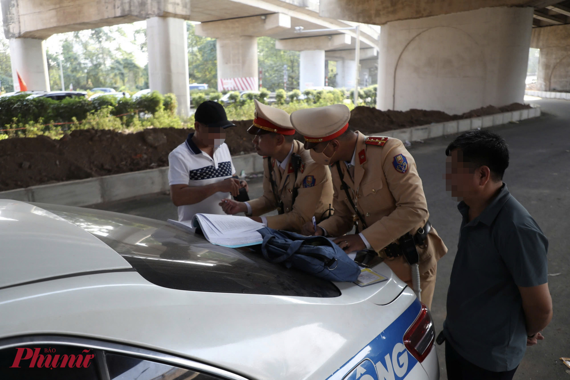Tổ CSGT đã lập biên bản xử phạt tài xế và chủ phương tiện. Tổng số tiền phạt là 5,5 triệu đồng.