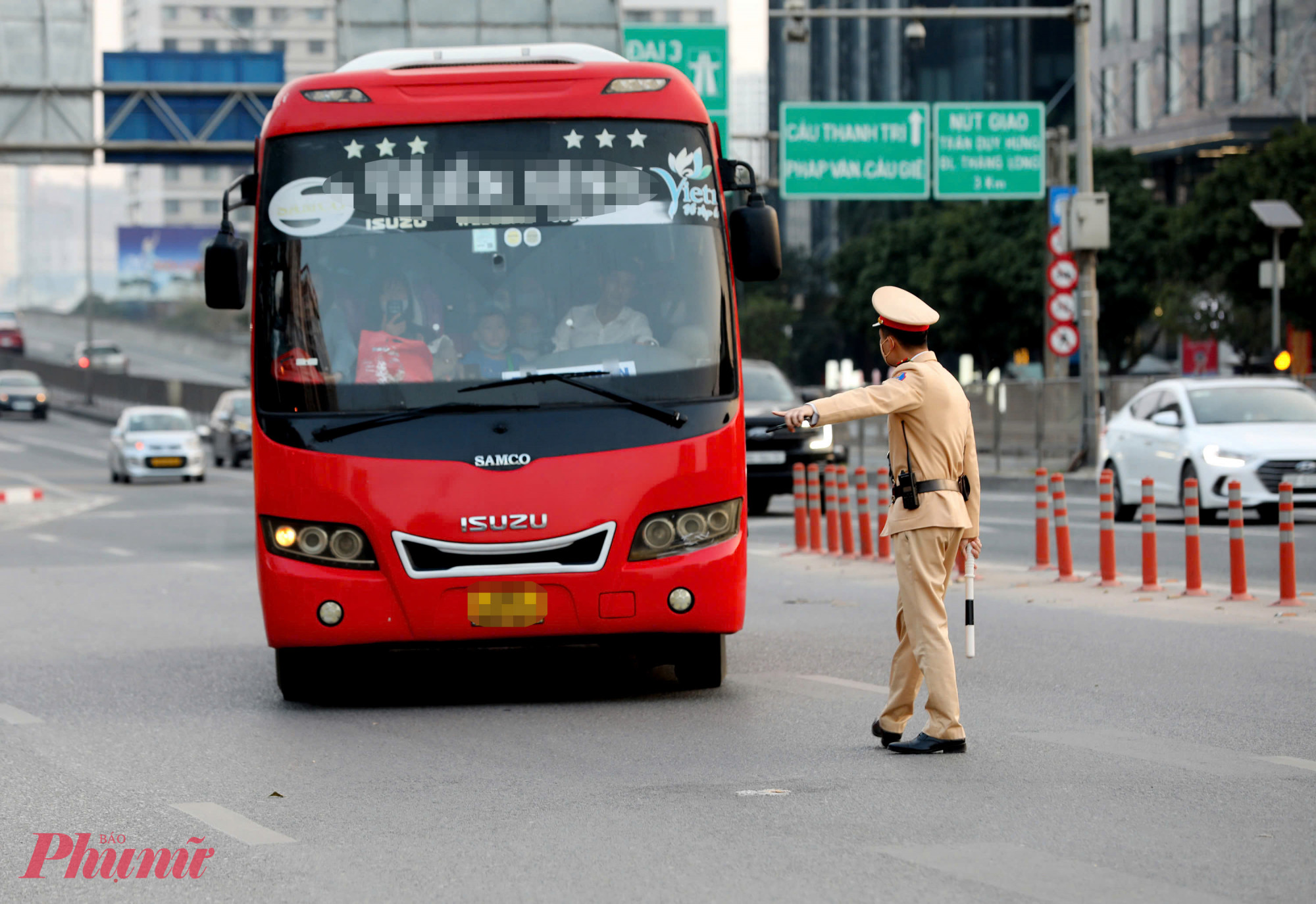 Chiếc xe khách chở quá 5 người so với quy định bị phát hiện, xử lý.