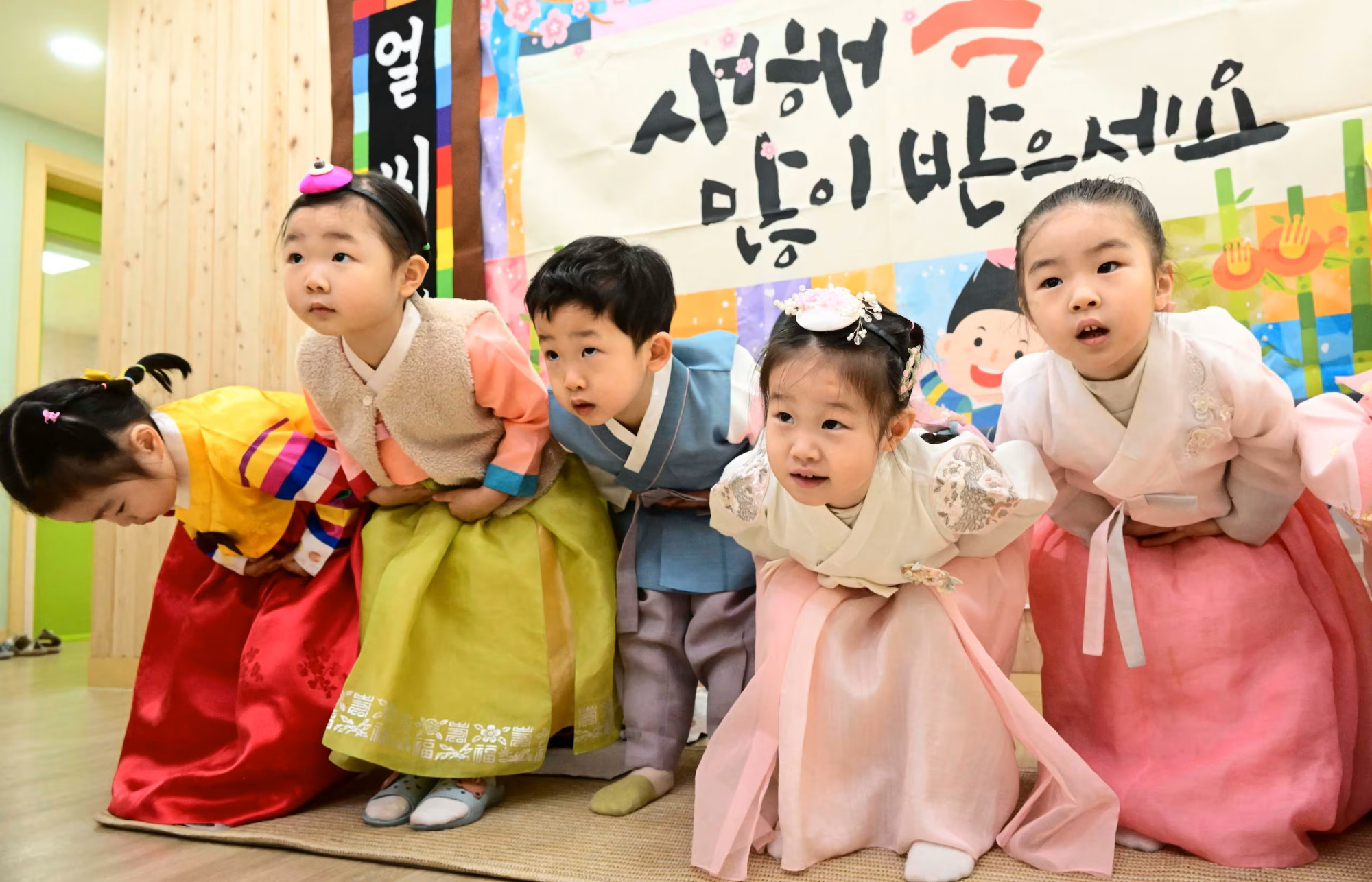 Vào ngày 11/2, trước tết Nguyên đán, các em nhỏ mặc hanbok tập múa lân tại Trường Mẫu giáo Nghệ thuật Samsung ở quận Songpa, Seoul - Ảnh: Park Seong-won/Chosun Daily