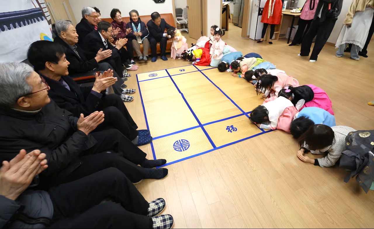 Các em nhỏ từ Trường Mẫu giáo Nghệ thuật Samsung ở quận Songpa, Seoul, đã đến thăm người cao tuổi tại Trung tâm Người cao tuổi Munjung RAEMIAN để biểu diễn múa lân và chúc mừng Tết Nguyên đán - Ảnh: Park Seong-won/Chosun Daily