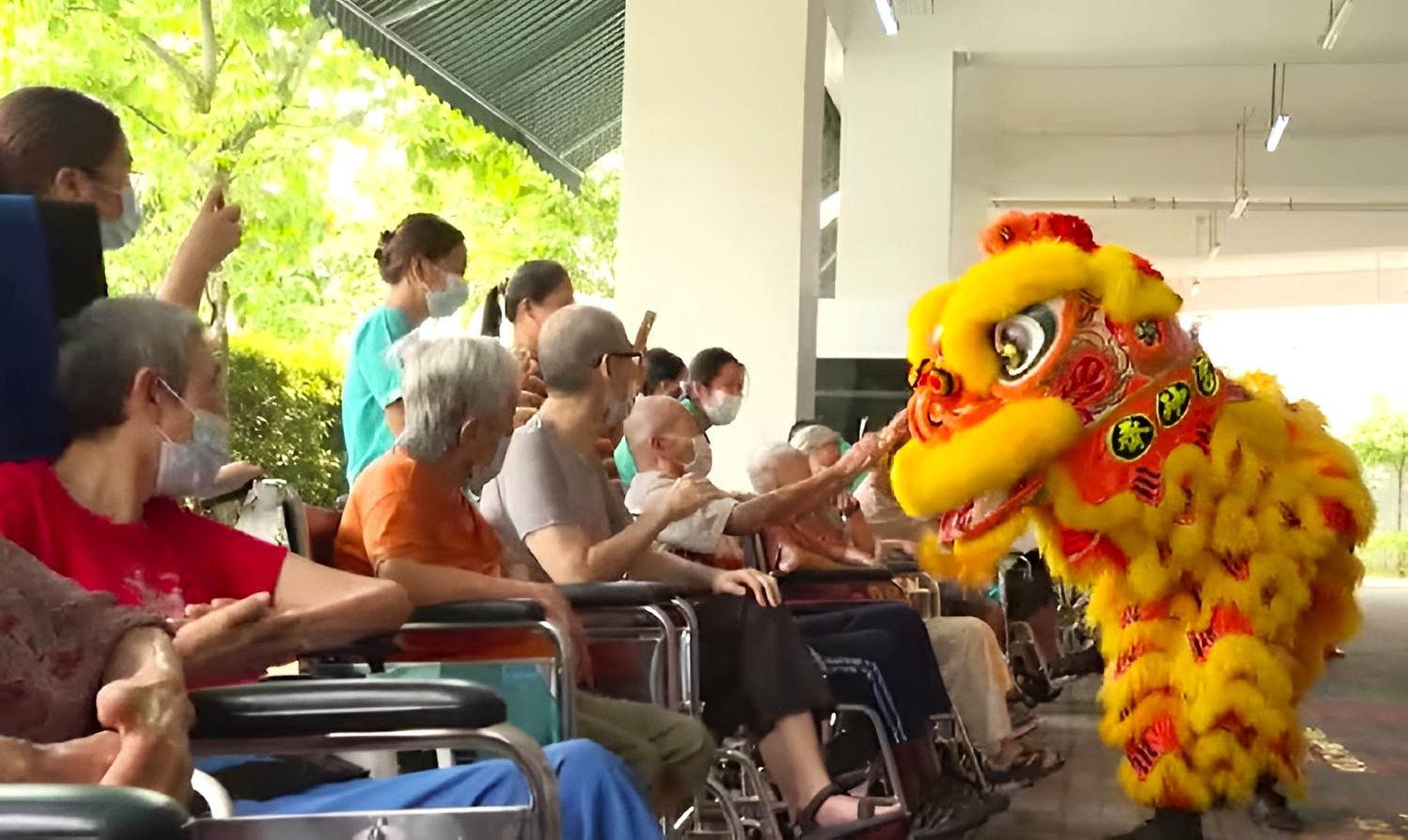 Múa lân là “thủ tục quan trọng” đối với cư dân tại viện dưỡng lão NTUC Health ở Singapore vào mỗi dịp tết Nguyên đán - Ảnh: CNA