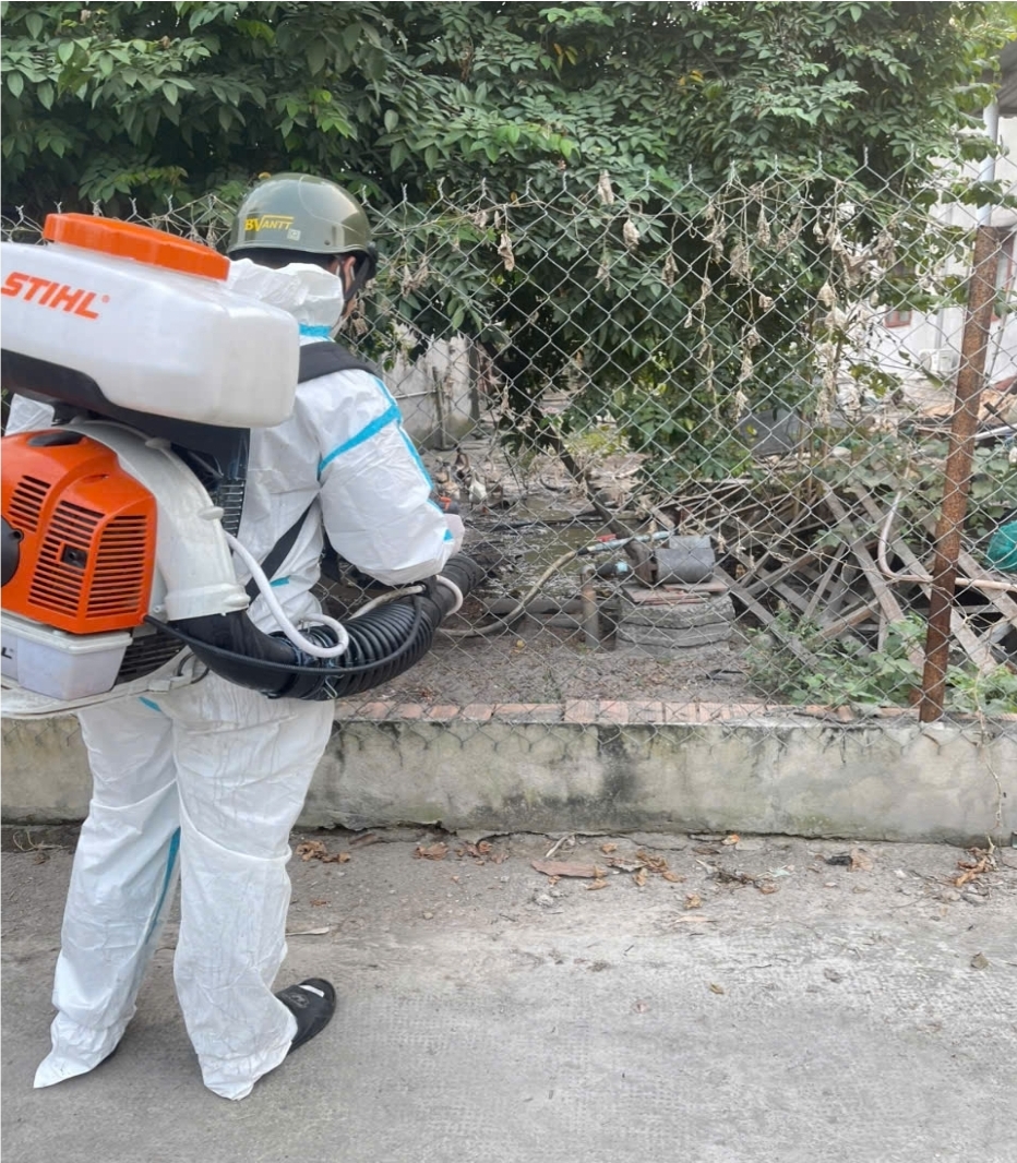 Thực hiện phun hóa chất dập dịch tại ổ dịch trọng điểm trên địa bàn phường Tân Khánh.