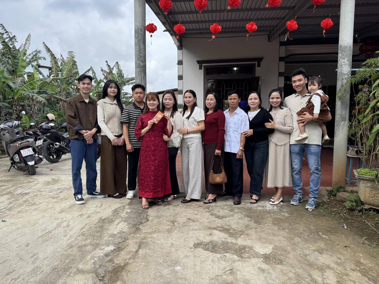 Đứng bên nhau, chúc nhau một năm mới mạnh khỏe, an lành. Ảnh: Lê Huế