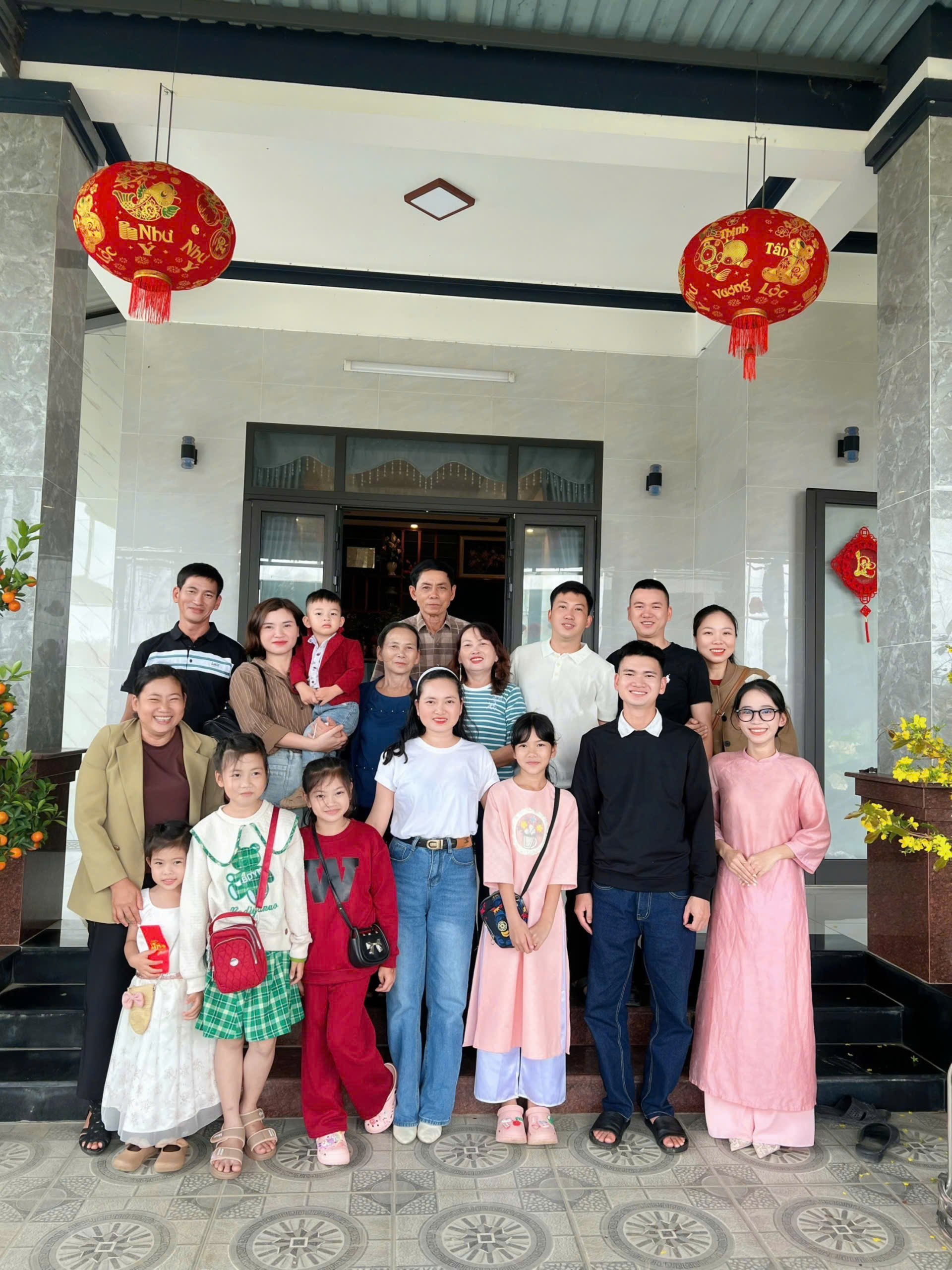 Tác giả chụp hình cùng gia đình trong dịp chào xuân mới 