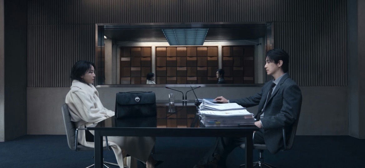 Phim có những màn đối đầu đầy kịch tính giữa Sarah Kim (Shin Hye-sun) và thanh tra Park Mu-gyeong (Lee Jun-hyuk). Ảnh: netflix