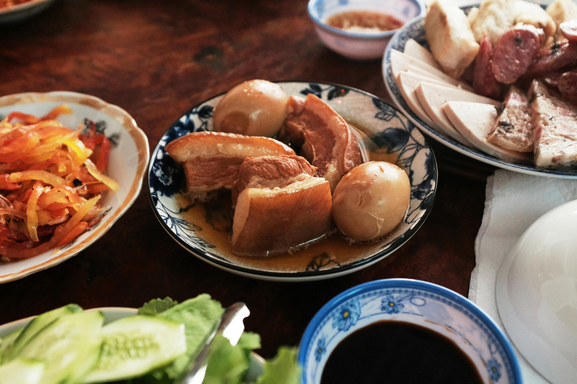 Bữa ăn ngày tết thường giàu chất đạm. Ảnh minh hoạ: Pexesl