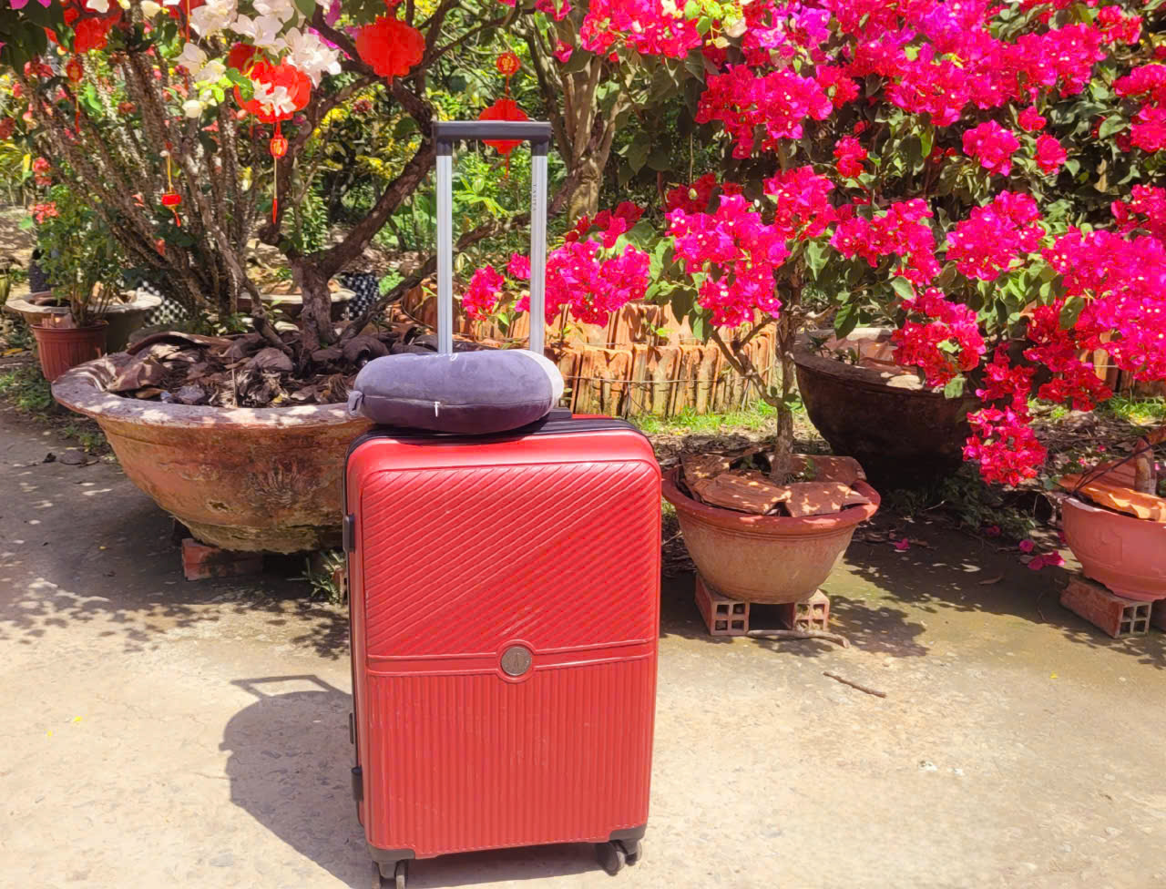 Kéo chiếc vali ra khỏi nhà sau những ngày tết, tôi không khỏi ngậm ngùi nói lời tạm biệt ba mẹ