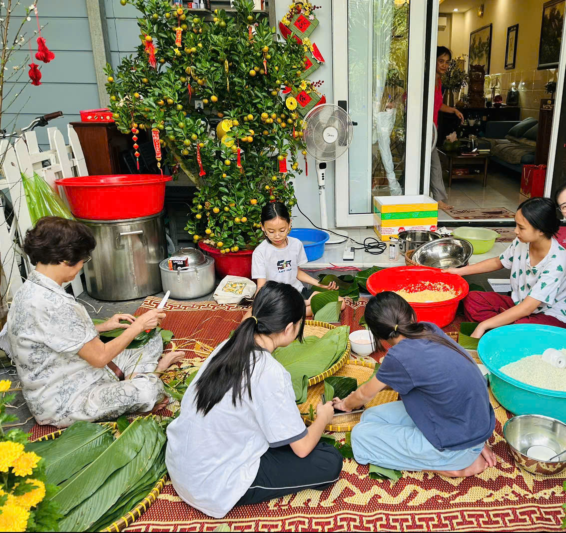 Cả nhà tôi quây quần gói bánh. Ảnh: Lê Dung