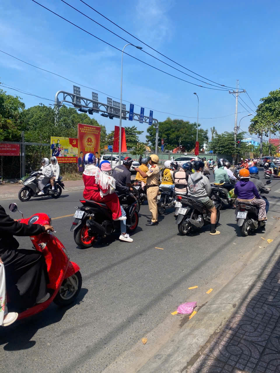 Lực lượng CSGT Công an TPHCM kiểm tra nồng độ cồn với người điều khiển phương tiện tham gia giao thông. Ảnh: K.T.