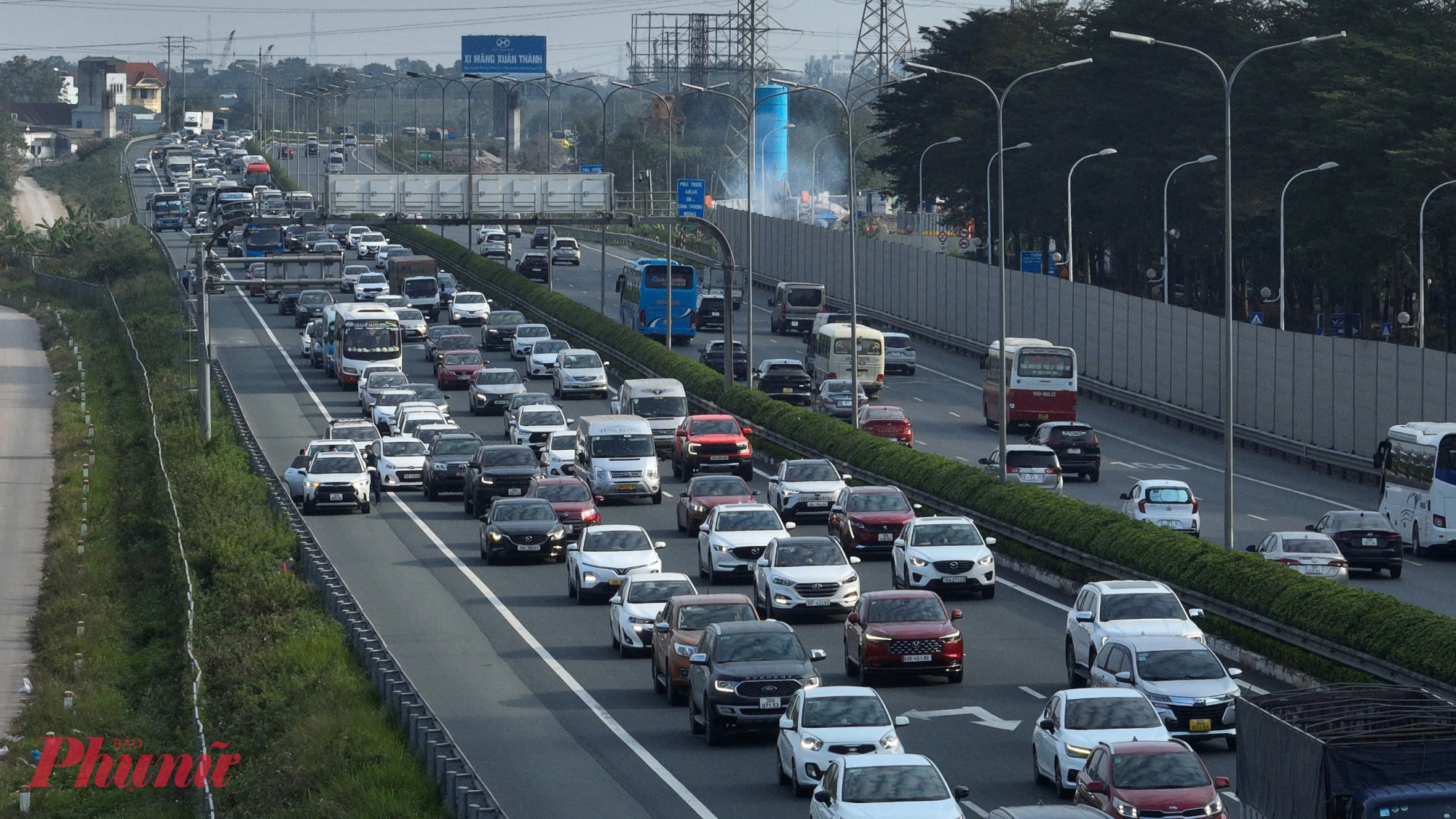 Trên cao tốc Pháp Vân - Cầu Giẽ, lưu lượng phương tiện hướng vào trung tâm Hà Nội bắt đầu tăng nhiệt.