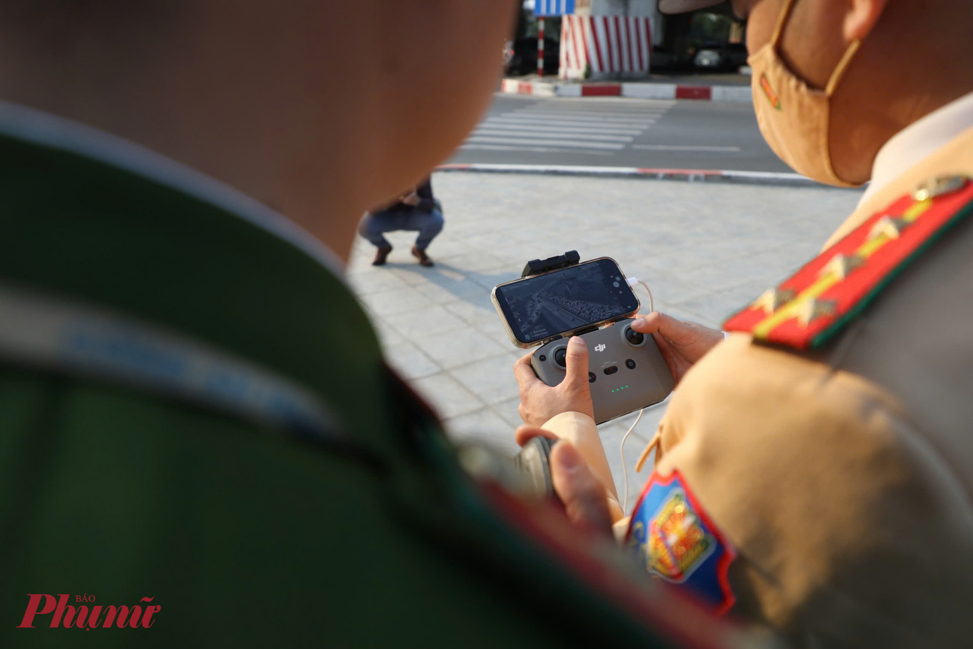 Bên cạnh đó, tổ CSGT còn sử dụng flycam ghi hình ô tô khách vi phạm các lỗi như dừng, đỗ đón trả khách sai quy định… để xử lý.