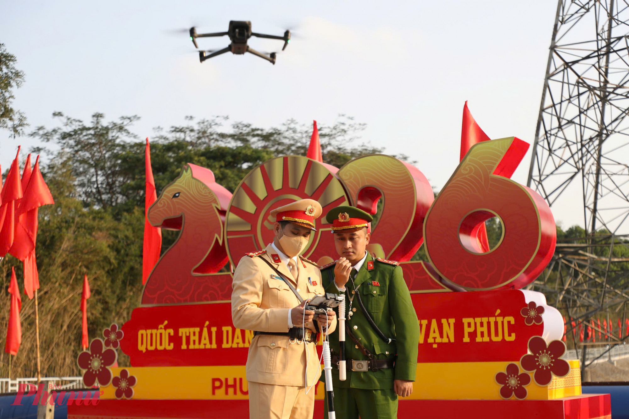 tại nút giao Đỗ Mười - Quốc lộ 1B (phường Yên Sở, Hà Nội), lực lượng Đội CSGT đường bộ số 14 phối hợp Công an phường sử dụng thiết bị bay không người lái để giám sát tình hình giao thông.