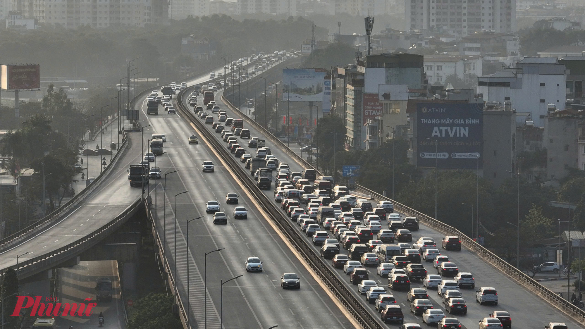 Để hành trình từ các địa phương trở về Hà Nội được an toàn, thuận lợi, đại diện Phòng CSGT Hà Nội khuyến cáo các doanh nghiệp vận tải, đội ngũ lái xe, chủ phương tiện và người tham gia giao thông khi lưu thông trên các tuyến quốc lộ, đường cao tốc, đường nội đô và các tuyến ra, vào Thủ đô cần nghiêm chỉnh chấp hành quy định của pháp luật về trật tự, an toàn giao thông; tuyệt đối không vi phạm các quy định về tốc độ, nồng độ cồn, chở quá số người quy định. Đối với người dân sử dụng xe khách và các loại hình vận tải hành khách công cộng, cần chủ động đặt vé sớm, không bắt xe dọc đường, không tiếp tay cho các hành vi vi phạm trật tự, an toàn giao thông như chở quá số người, tăng giá vé trái quy định, tiềm ẩn nguy cơ mất an toàn.  Người điều khiển phương tiện cá nhân được khuyến cáo chủ động sắp xếp thời gian di chuyển hợp lý, hạn chế đi vào các khung giờ cao điểm từ 8h đến 10h và từ 14h đến 16h – thời điểm thường xảy ra ùn tắc giao thông. Trước khi khởi hành, cần kiểm tra kỹ tình trạng an toàn của phương tiện, chủ động xây dựng lộ trình phù hợp, thường xuyên cập nhật thông tin giao thông để lựa chọn hướng di chuyển an toàn, hiệu quả.