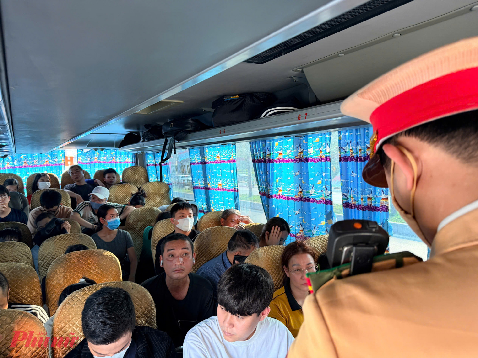 Đơn cử, Trường hợp khác là ô tô khách biển kiểm soát 35F-001.XX do tài xế Đào Hoàng T. (SN 1971, trú tại Ninh Bình) điều khiển bị phát hiện chở quá 7 hành khách.