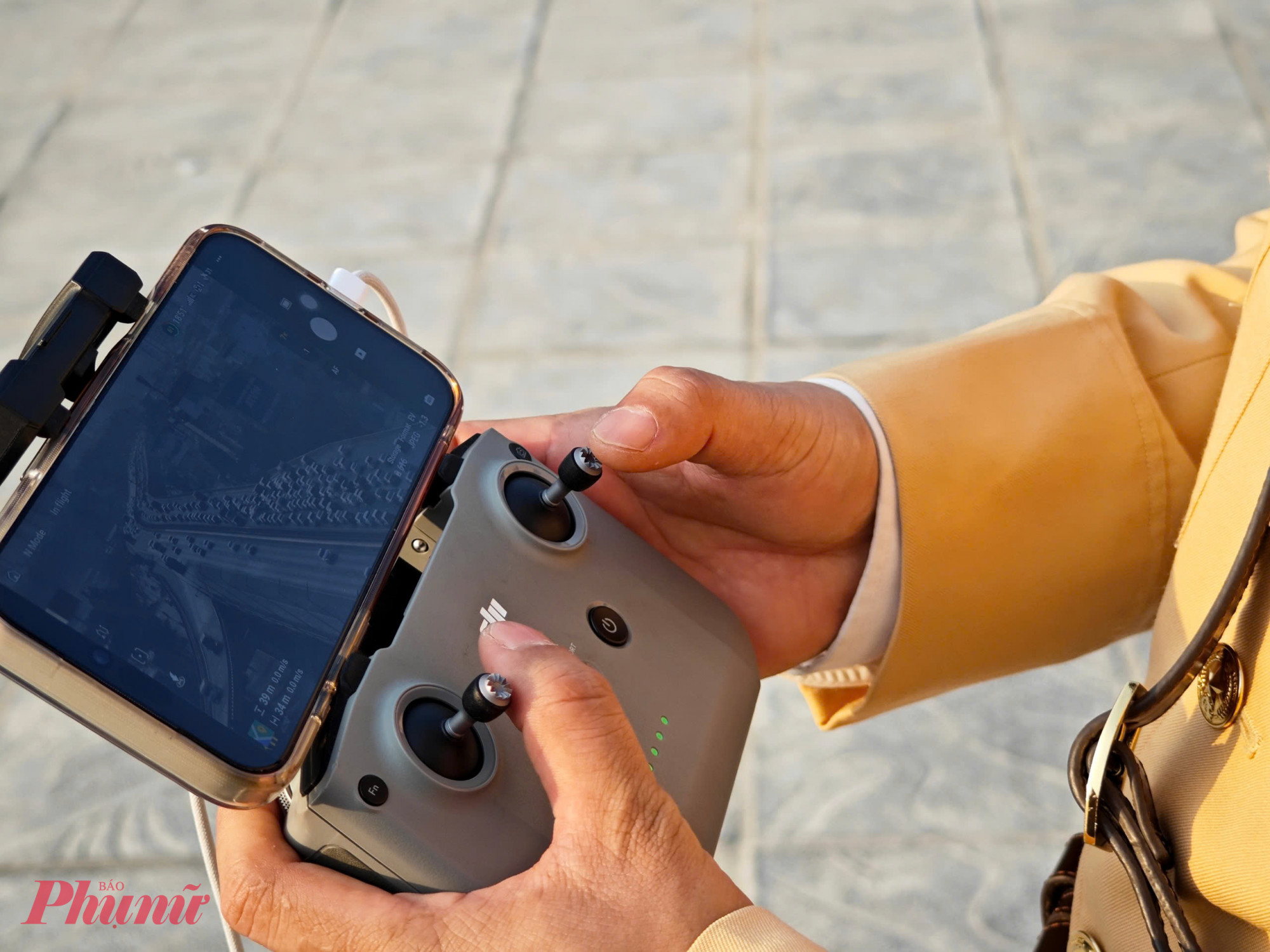 Cán bộ CSGT sử dụng flycam quan sát tại các tuyến đường cửa ngõ, vành đai… Khi phát hiện ùn tắc hoặc va chạm giao thông, lực lượng chức năng dùng bộ đàm thông báo cho tổ công tác phân luồng từ xa.