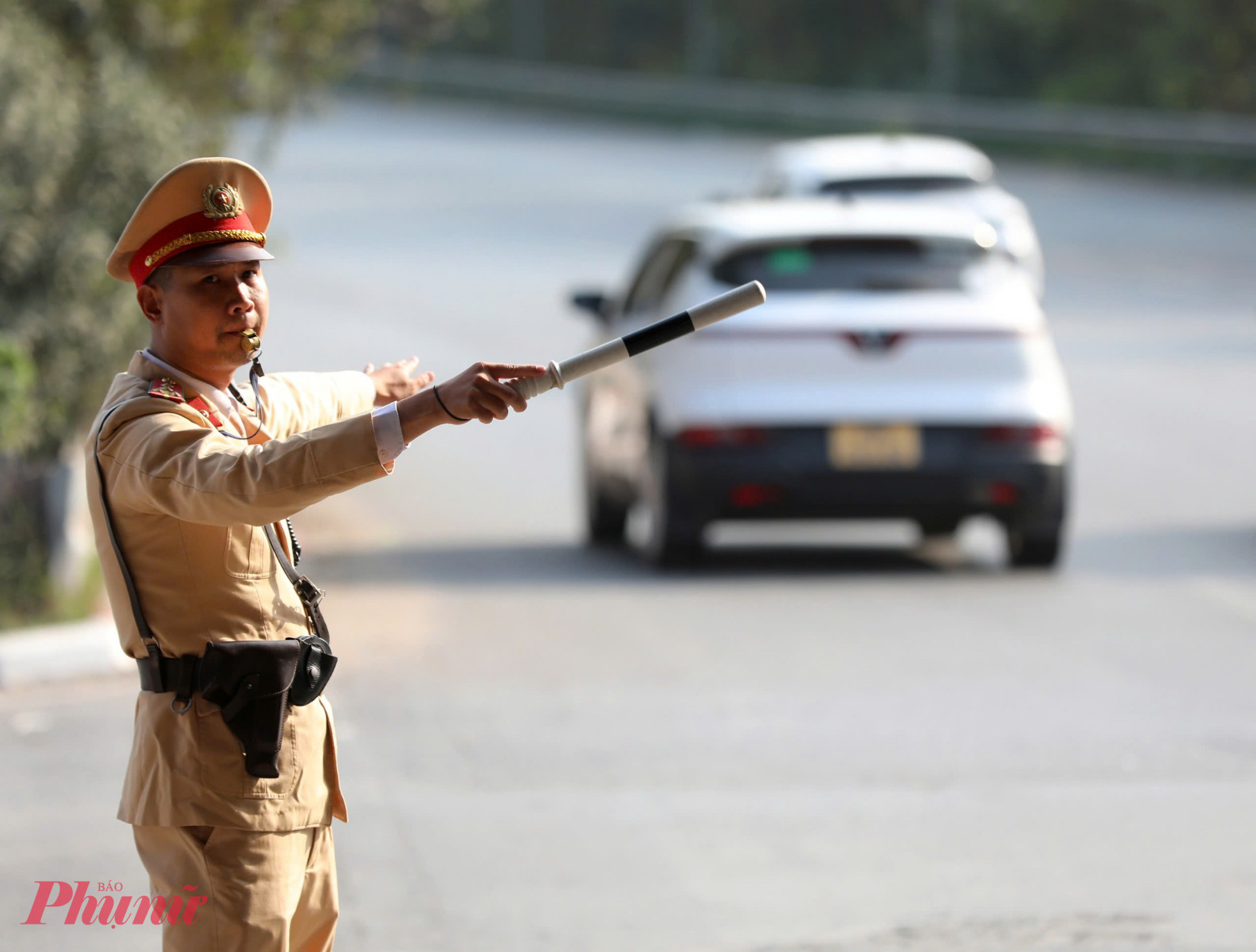 Tiếp nhận thông tin, cán bộ tại