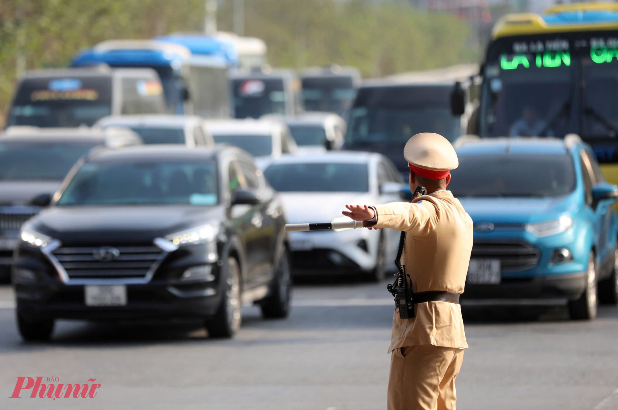  Dự báo lưu lượng phương tiện sẽ gia tăng đột biến vào những ngày cuối của kỳ nghỉ Tết Nguyên đán Bính Ngọ 2026, Phòng CSGT Công an Hà Nội đã chủ động xây dựng phương án, bố trí cán bộ, chiến sĩ ứng trực nhằm phân luồng và xử lý vi phạm.