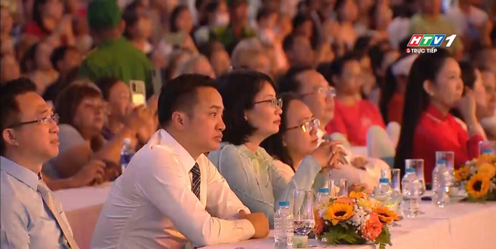 Lãnh đạo TPHCM dự chương trình.