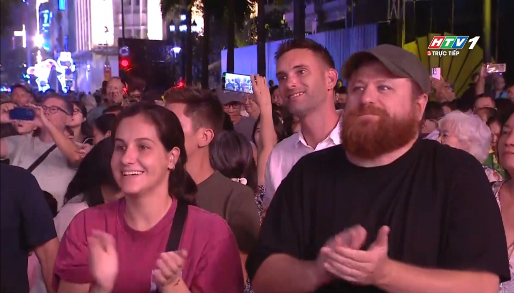 Du khách quốc tế xem chương trình.