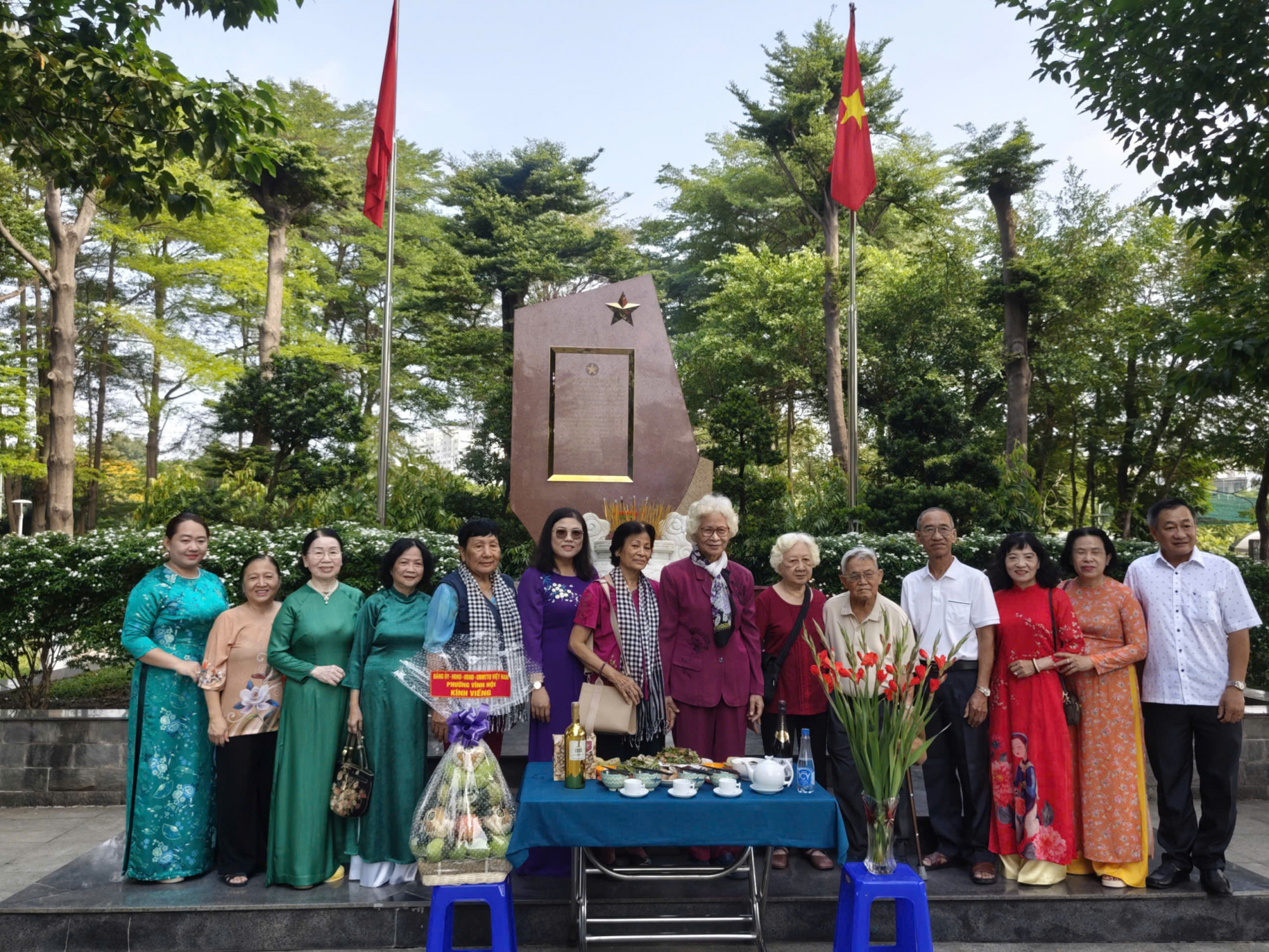 Dâng hương tưởng niệm các anh hùng liệt sĩ đã ngã xuống vì màu xanh của Tổ quốc - Ảnh: Đặng Hữu Vinh