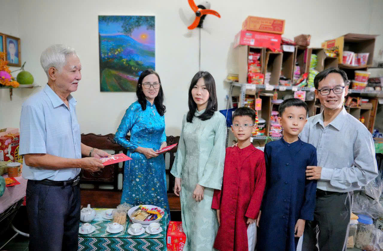 Cha mẹ tôi phát lì xì cho con, cháu - Ảnh: Viễn Đông