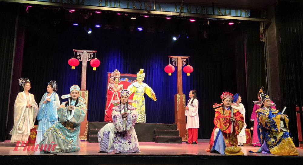 Khác bản cải lương, bản kịch nói vai Hoàng Công Đồng lúc trẻ do 4 diễn viên