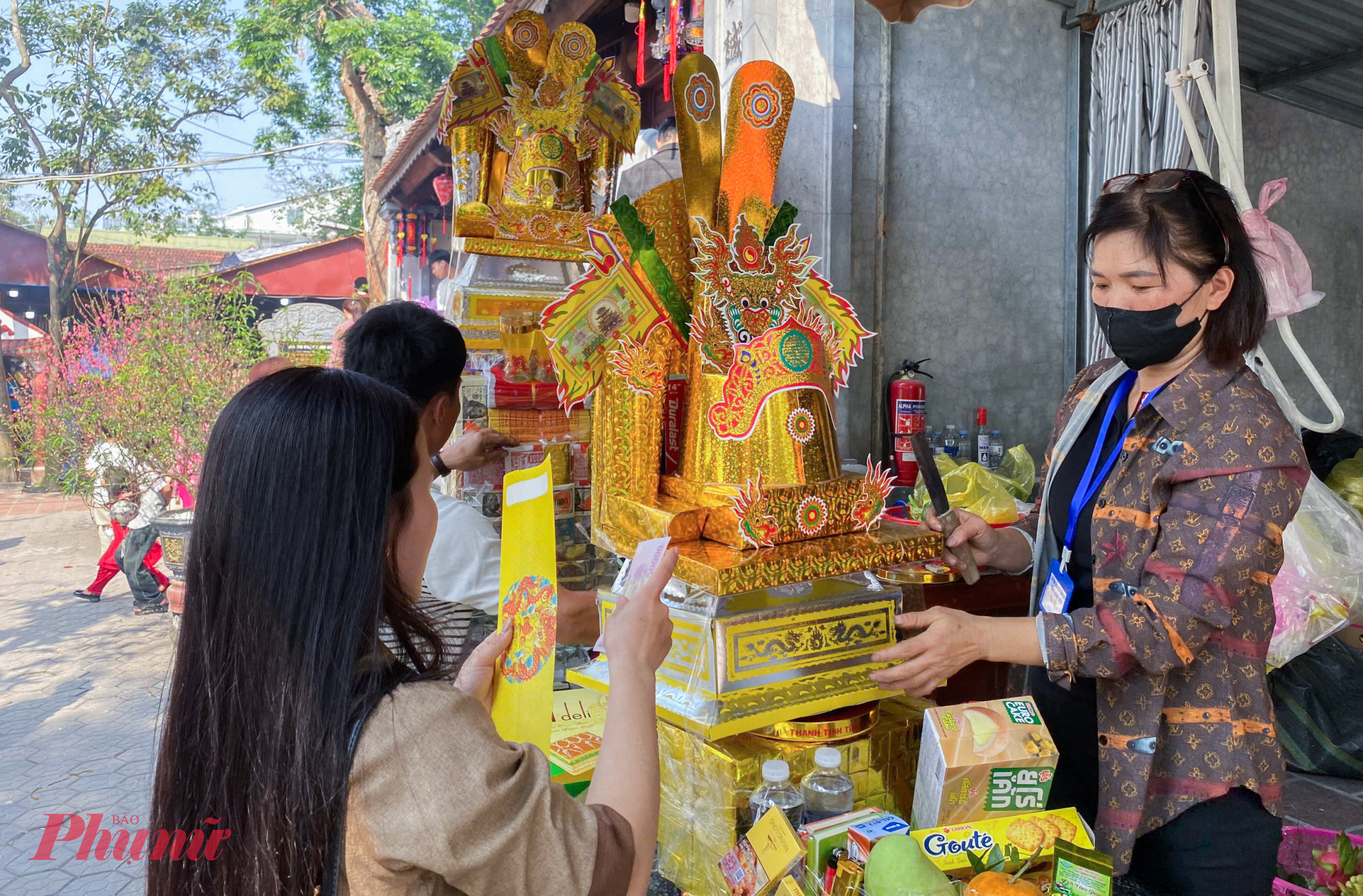 Ngoài ngựa giấy ra, nhiều du khách muốn cầu may, cần an, cầu duyên, giải hạn cũng sắm lễ tuỳ theo tín chủ, giá mỗi mâm lễ từ vài trăm ngàn đồng cho đến vài triệu đồng.