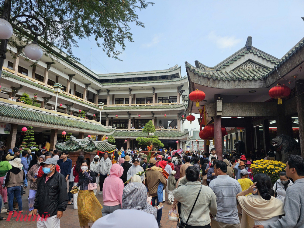 Người dân, du khách tham quan Miếu Bà Chúa Xứ Núi Sam (Châu Đốc, An Giang) mùng 6 Tết. Ảnh: Phú Hữu