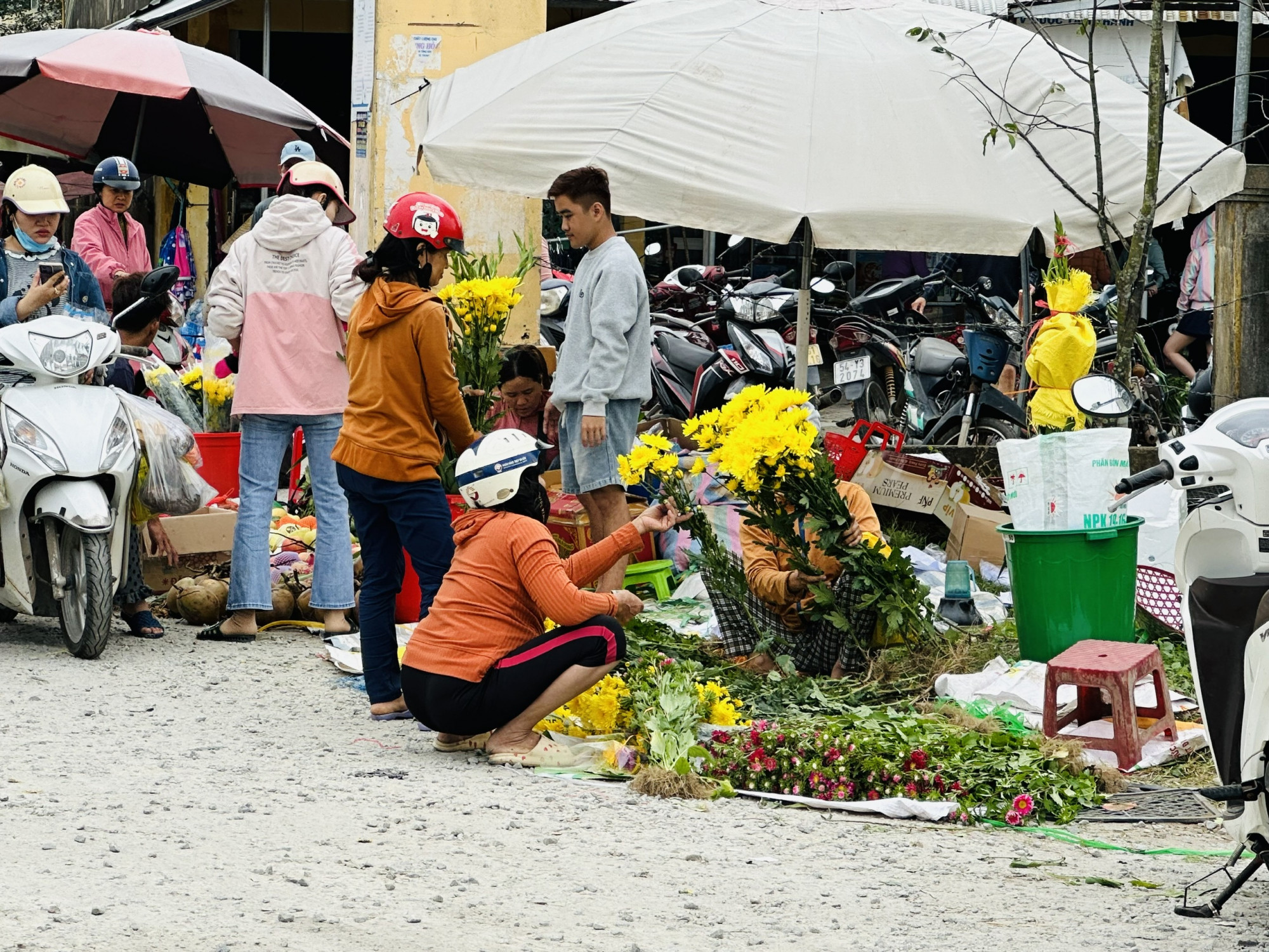 Chợ quê đầu năm Người đến trước ngồi trước, người đến sau xếp sau thành hàng ngay ngắn, chừa lối cho người đi chợ. Cái trật tự ấy như nếp quen của người quê bao đời nay.