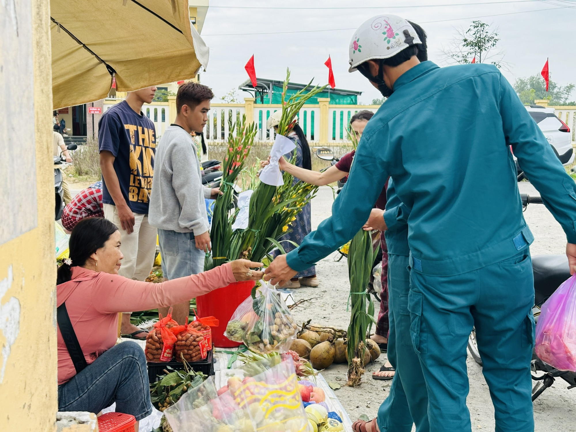 Chợ quê đầu năm Thời tiết ở quê mùa này mát mẻ, hoa dễ trồng nên ngoài cúc, vạn thọ như mọi năm, còn có thêm nhiều loài rực rỡ khác được bày bán. Gian hàng hoa lúc nào cũng nổi bật nhất, như mang cả mùa xuân thắp lên trong lòng người.