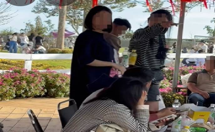 Xảy ra mâu thuẫn chỉ vì giành ghế ngồi tại quán cà phê - ảnh: MXH