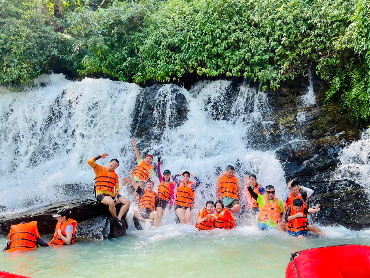 Du khách phấn khởi khi được hòa mình trong dòng nước mát lạnh tại một thác nước ở Đắk Lắk - ảnh: Sở Văn hóa