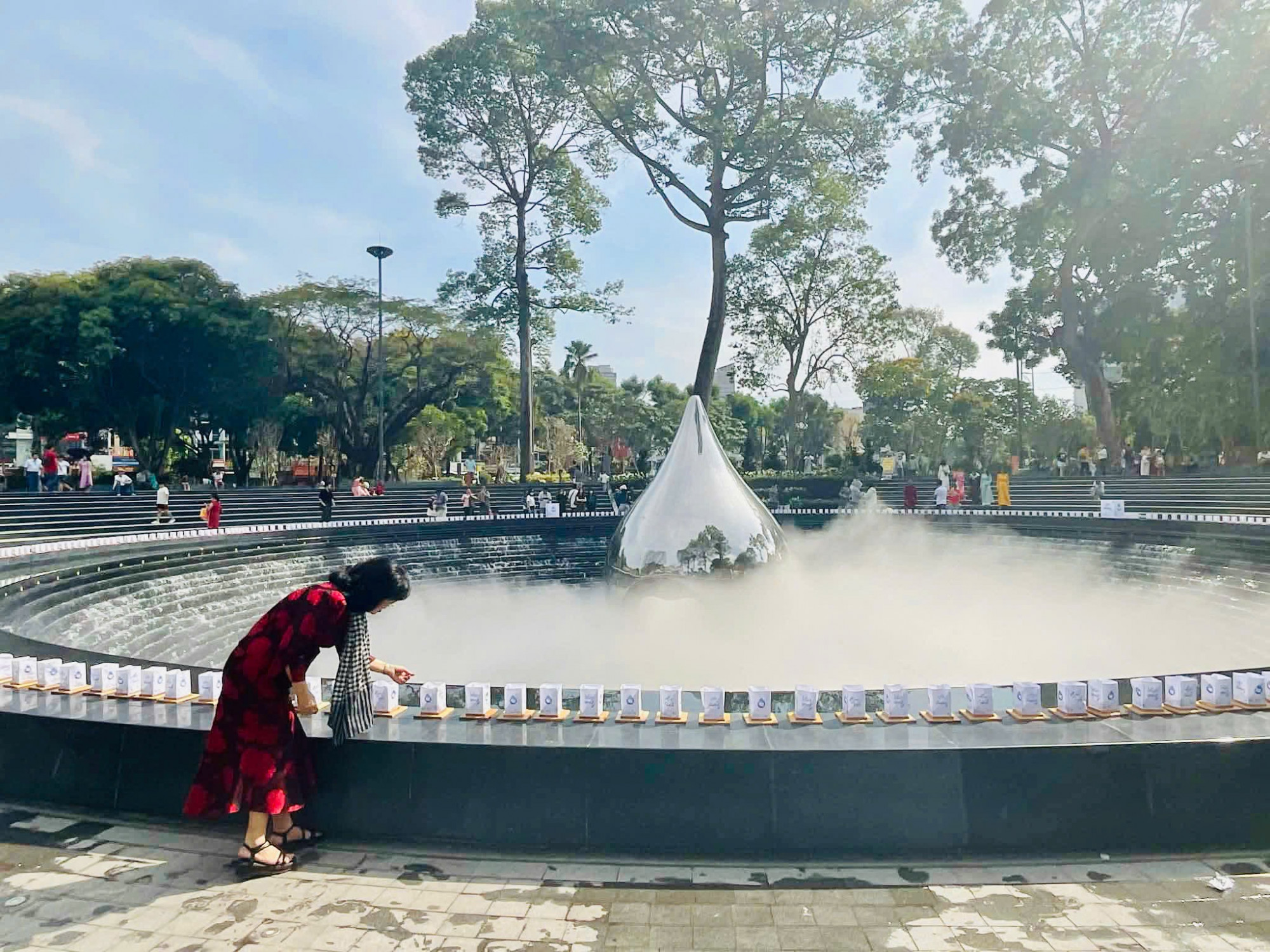 Đầu năm đến tham quan Công viên số 1 Lý Thái Tổ: Trái tim của sự tri ân và hồi sinh Bà Trương Lê Mỹ Ngọc - Bí thư Đảng uỷ phường Tân Sơn Hoà dâng hoa tưởng nhớ nạn nhân mất vì Covid-19 - Ảnh: Nhân vật cung cấp