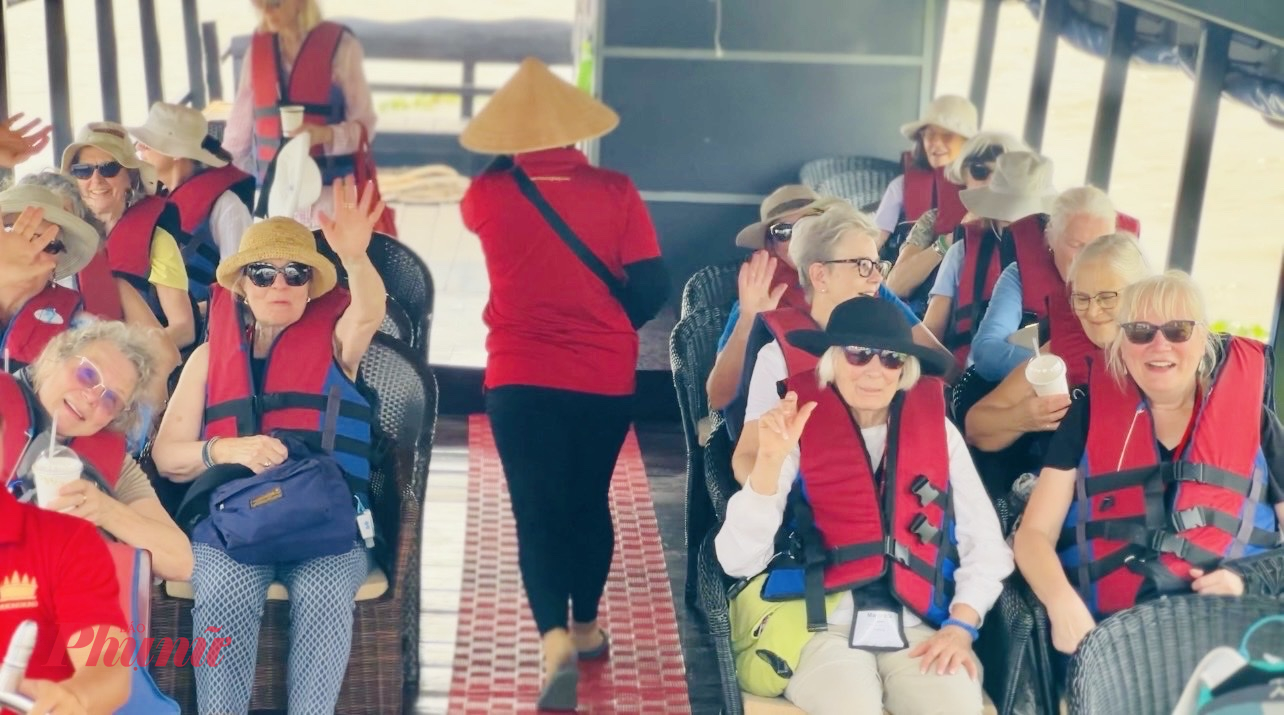 Khách quốc tế thích thú trải nghiệm tour du lịch Thới Sơn (Đồng Tháp) dịp Tết Nguyên đán 2026. Ảnh: Quốc Thái