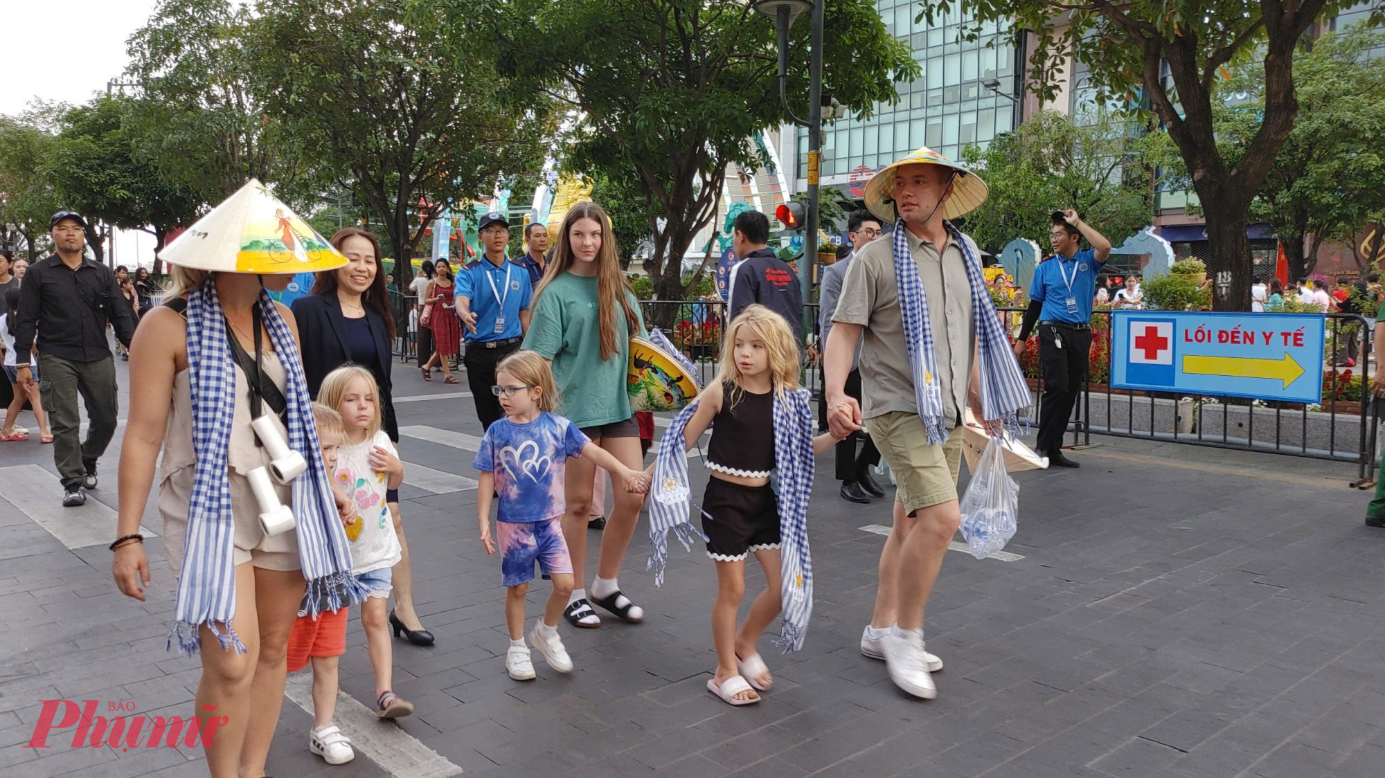 Khách quốc tế tham quan đường hoa Nguyễn Huệ Tết Bính Ngọ 2026. Ảnh: Hữu Long
