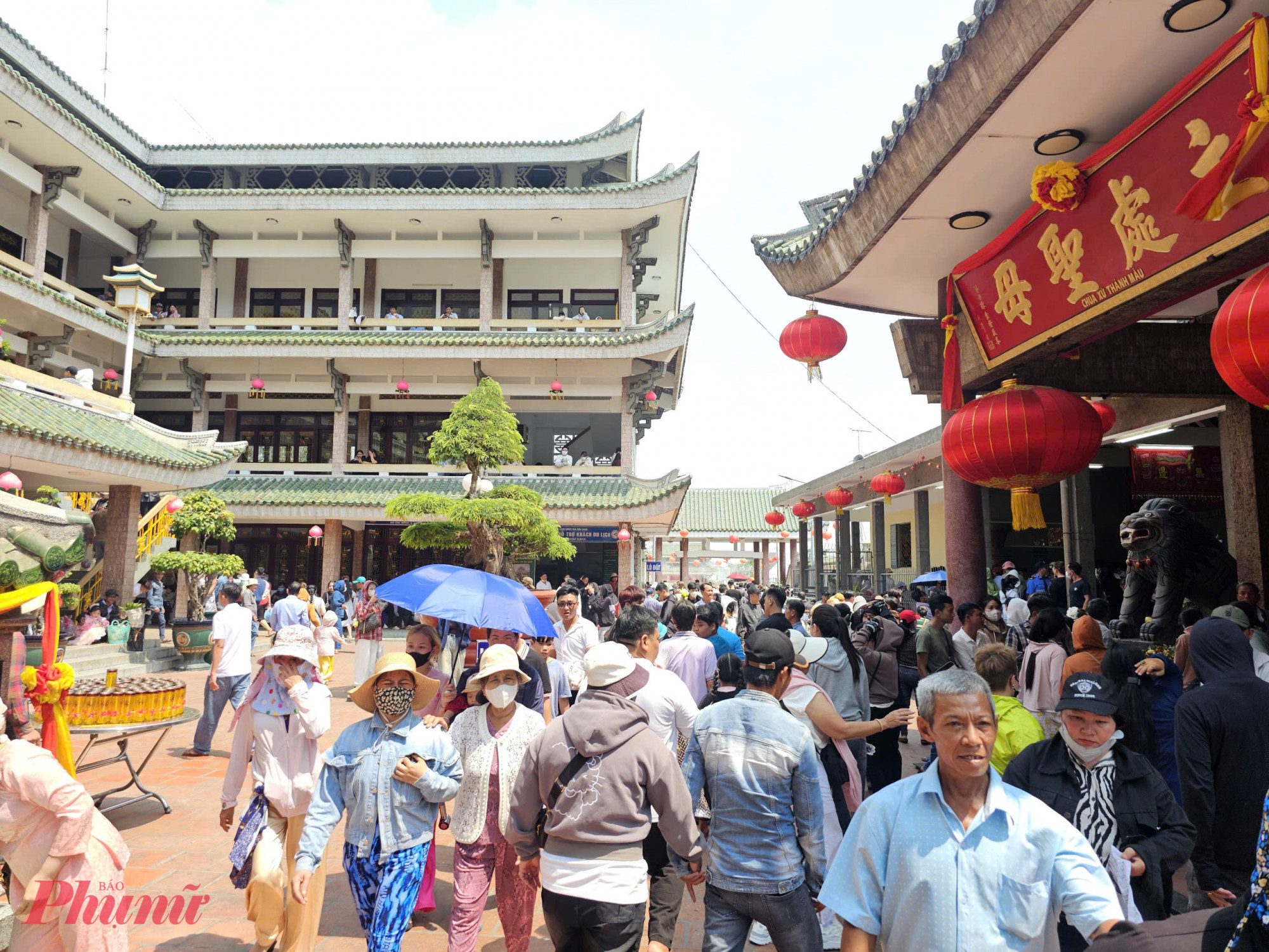 Ngày 22/2 (Mùng 6 Tết) dòng người vẫn ùn ùn đổ về miếu Bà Chúa Xứ Núi Sam (Chùa Bà, phương Vĩnh Tế) để thắp hương cầu may đầu năm. 