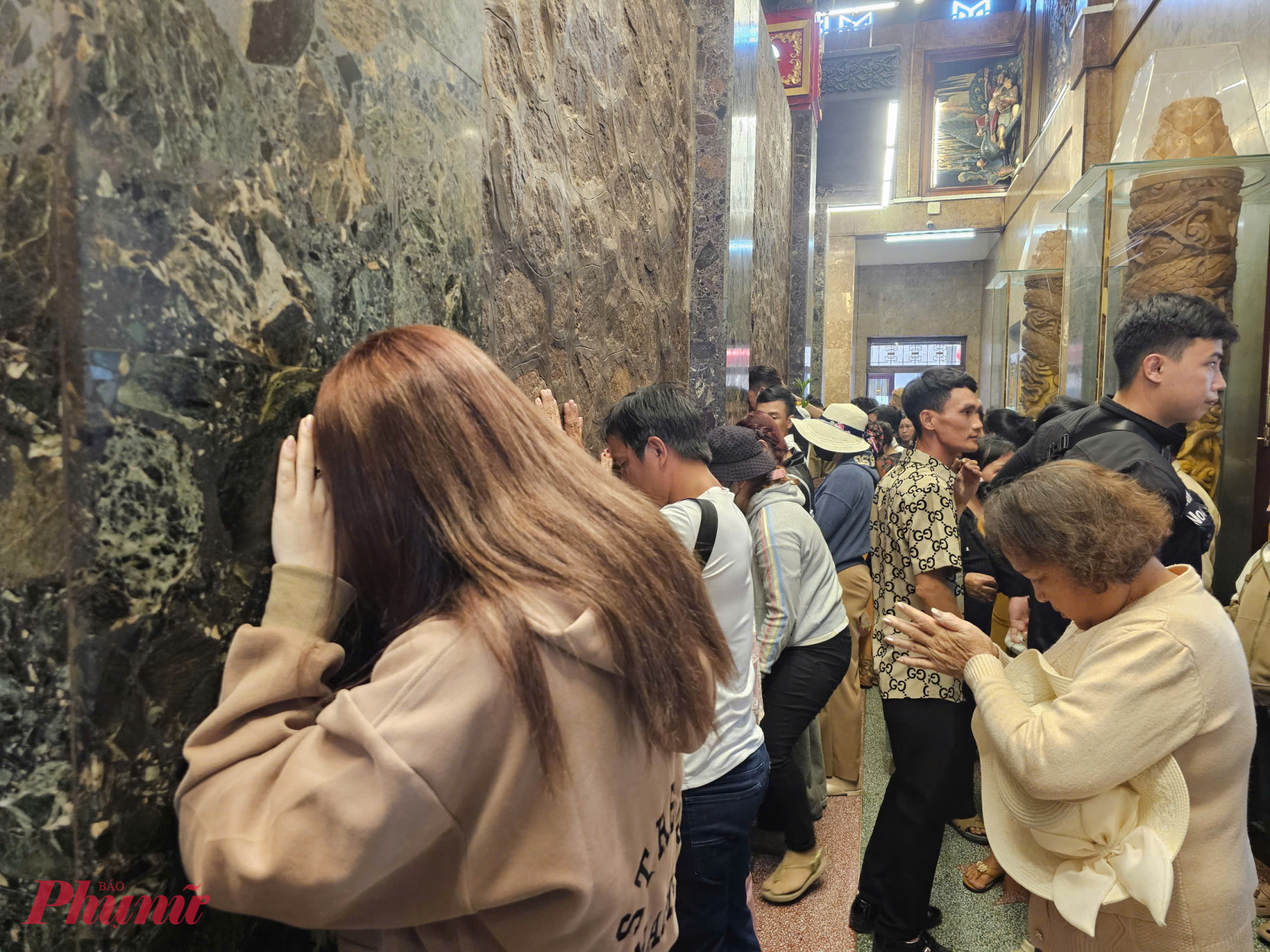 Chị Nguyễn Thị Hạnh (40 tuổi, quê Cà Mau) cho biết, năm nay chị cùng người thân đến Miếu Bà Chúa Xứ để cầu tài lộc, mong một năm mới mọi chuyện hanh thông. “Năm nay Ban quản lý Miếu Bà Chúa Xứ Núi Sam không bố trí vay lộc Bà để làm ăn như những năm trước” chị Hạnh nói.