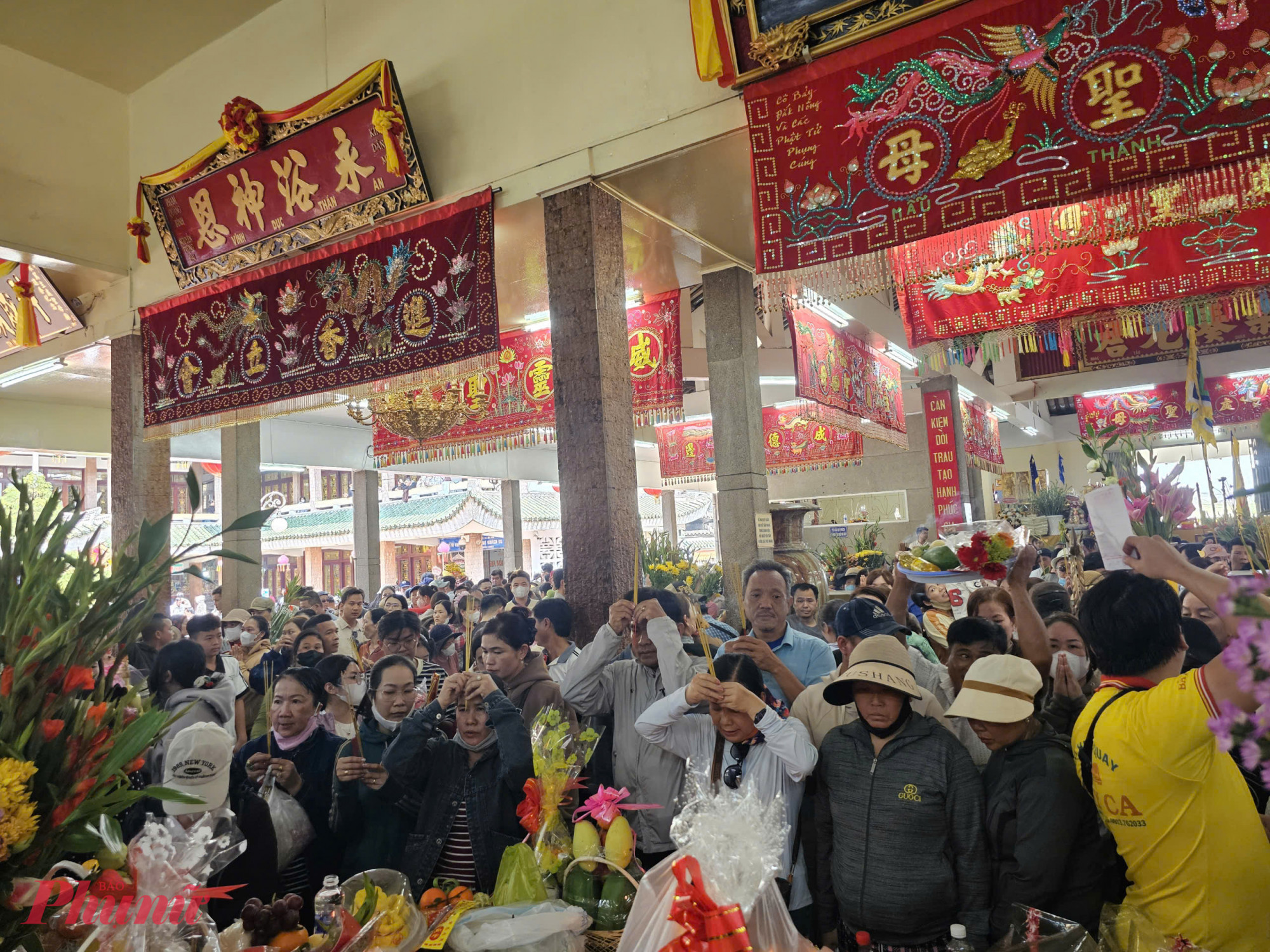 Theo Ban Quản lý Miếu Bà Chúa Xứ cho biết, trong những ngày Tết Chùa Bà, đón lượng khách rất lớn đến viếng, ban quản lý phối hợp với địa phương đã bố trí bảo vệ, nhân viên trực 24/24 để đảm bảo an ninh trật tự và phòng cháy chữa cháy.